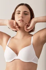 Soutien blanco de algodón y lycra, con taza soft y aro.