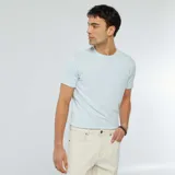 Remera celeste de seersucker con cuello redondo y mangas cortas.