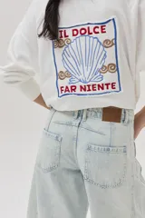 Sweater de algodón blanco, de corte holgado, con bordado decorativo al frente y en la espalda con motivos marinos y texto en italiano.
