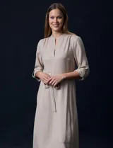 Vestido maxi color beige, marca Emma & Michele, con cuello a la base y escote en V. Manga larga de largo regulable con presilla y botón.