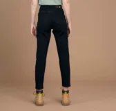 Pantalón de jean gris oscuro, corte skinny y tiro medio.