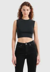 Top negro cropped de algodón, con breteles anchos y cuello redondo.