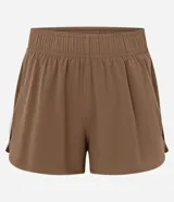 Short deportivo femenino color marrón topo, estilo runner, con cintura elástica y aberturas redondeadas en los laterales.