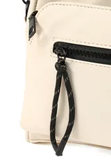 Bandolera color celeste con correa ajustable de cuero vegano y cierre de cremallera.