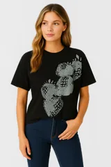 Remera negra de corte holgado con estampado de frutillas en color gris.