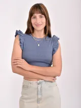 Remera crop top negra de tejido de punto con cuello redondo y mangas cortas con volados.