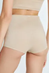 Conjunto de ropa interior color beige, compuesto por un top bandeau y un short de tiro alto.