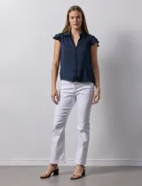 Camisa azul de satén, marca Alex & Lili. Cuello a la base con solapa, escote en V, apertura central con botones y sisa con volados.