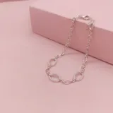 Pulsera de plata 925 con eslabones ovalados con circonias y cierre de mosquetón.