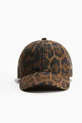 Gorra de béisbol con estampado animal print, visera curva y correa ajustable en la parte posterior.