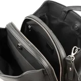 Cartera negra de símil cuero con doble asa corta y correa larga regulable multicolor. Tiene acceso con cierre y botones imantados, tres compartimentos, bolsillo externo con botón y bolsillos internos con y sin cierre. Herrajes plateados e interior de tela de algodón y poliéster.