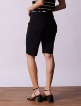 Bermuda blanca en gabardina elastizada, marca Ruby Rd. Pretina ancha elastizada. Delantera con bolsillos simulados. Trasera con bolsillos aplicados.