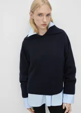 Sweater azul marino de tejido de punto grueso y cuello de solapa.