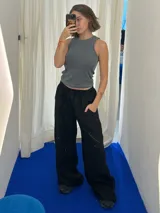 Pantalón negro de lino de corte holgado, con cintura elástica, dos bolsillos laterales y un bolsillo trasero.