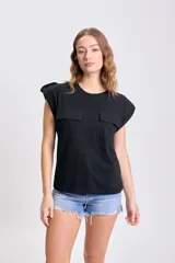 Remera negra de manga corta con cuello redondo y dos bolsillos cuadrados en el pecho.