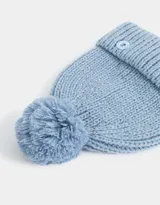 Gorro de lana tejido color rosa viejo, con pompón en la parte superior y etiqueta metálica con logo en el borde.