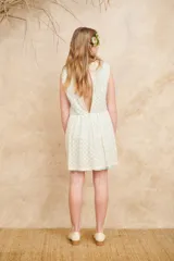 Vestido corto verde agua con solapa, sin mangas y falda con volados.