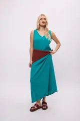 Vestido negro de algodón con escote en V y corte irregular en el ruedo.