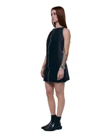 Vestido mini de denim negro con degradé grisáceo, cierre frontal de alpaca, espalda tipo nadador y silueta recta con leve evasé.
