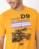 Remera gris de algodón con estampa frontal de un tractor Caterpillar D9 y texto en color negro y naranja.