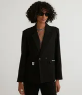 Blazer negro de poliéster y viscosa, de corte alargado, con cuello solapa, manga larga, doble botón frontal y bolsillos con solapa.