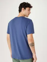 Camiseta de manga corta, cuello redondo y calce regular, color amarillo mostaza jaspeado.