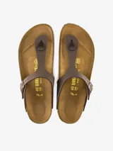 Sandalias de tipo flip-flop color marrón con tiras ajustables y suela de corcho.