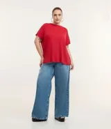 Blusa tipo muscle tee color turquesa, hecha en ribana de viscosa y poliéster, con escote redondo y sin sisas.