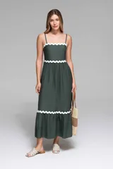 Vestido midi azul marino con tirantes finos y escote recto. Presenta detalles ondulados blancos en el busto, la cintura y el ruedo.