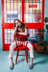 Sandalias tipo cangrejeras plateadas y celestes, con rejilla en la punta y tira al tobillo. Fabricadas en España.