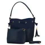 Cartera tipo tote bag color azul marino, con doble asa de hombro y cierre superior con cordón ajustable. Incluye un neceser con cierre y correa extraíble.