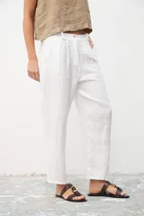 Pantalón blanco de lino, de corte recto y tiro alto.