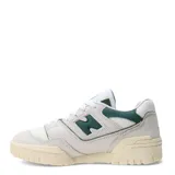 Championes New Balance 550 color beige y verde con detalles en blanco.