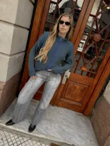Campera tejida color azul con textura vanizada y cierre frontal.