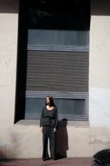 Top de punto color gris oscuro con escote redondo y mangas largas acampanadas.