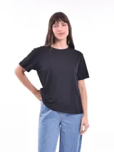 Remera gris de corte recto y mangas cortas.