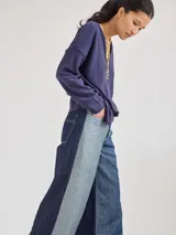 Pantalón ancho de denim con distintos cortes combinando colores de azul.