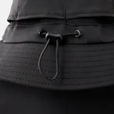 Sombrero negro tipo bucket con ala ancha, protección para el cuello y logo de Rip Curl estampado en el frente.