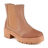 Bota casual de cuero color tostado, con elásticos laterales y cierre en la parte trasera. Tiene plataforma y suela track.