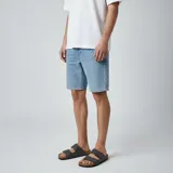 Sandalias grises con doble tira con ajuste de velcro y plantilla de corcho.