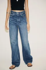 Pantalón de jean rígido celeste con tiro alto, cinco bolsillos, trabillas en la cintura, pierna ancha y largo hasta el tobillo.