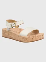 Sandalia con plataforma de corcho, tiras de cuero color dorado y ajuste con hebilla.