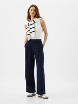 Pantalón de vestir azul marino, de corte recto, con bolsillos laterales y traseros.