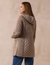 Campera capitoneada color beige, marca Weatherproof, con capucha desmontable, cierre central, bolsillos delanteros con cierre, tajo lateral con botones y forro interno a tono.