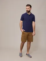 Chomba negra de piqué de algodón, corte clásico, con cuello y mangas acanalados y tapeta con dos botones blancos. Logo bordado en el pecho.