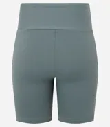 Bermuda deportiva color verde agua, de calce ajustado, con cintura ancha y confeccionada en poliamida.