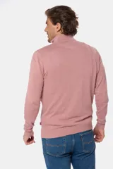 Sweater de punto fino color beige, con cuello alto y medio cierre frontal con cremallera.