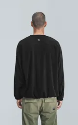 Sweater negro de corte holgado con cuello redondo y mangas largas con puños ajustados.