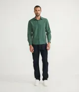 Camisa de vestir de hombre, corte slim fit, con cuello camisero y abotonadura frontal. Estampado de mini cuadros en tonos verde y azul.