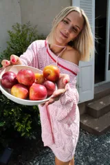 Sweater calado negro con cuello desbocado y mangas largas.